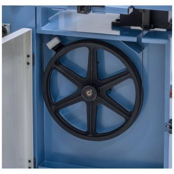 The drive wheel with special rubber tyre ensures smooth running and increases the service life of the band saw blade.